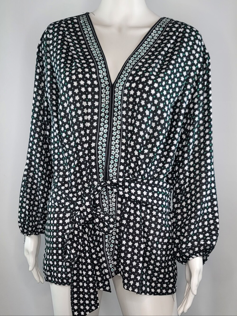 Max Studio Black & White Floral Long Sleeve Blouse